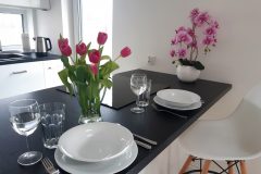 20220303-Villa-Ra-Kolczewo-Holiday-House-Kitchen-flowers-scaled